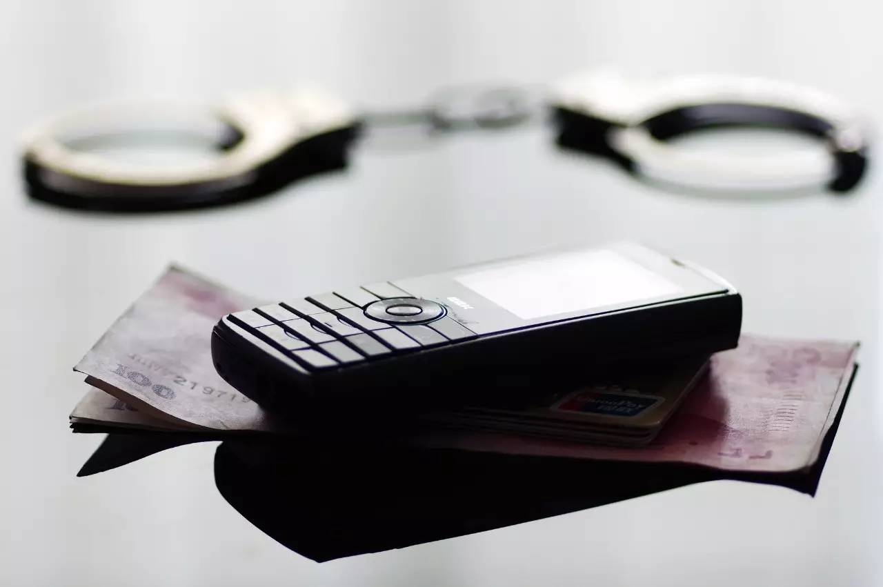 短信纸飞机：跨越时空的温情传递