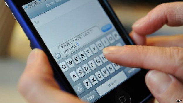 <b>肉麻短信报警：揭秘新型网络诈骗手段</b>